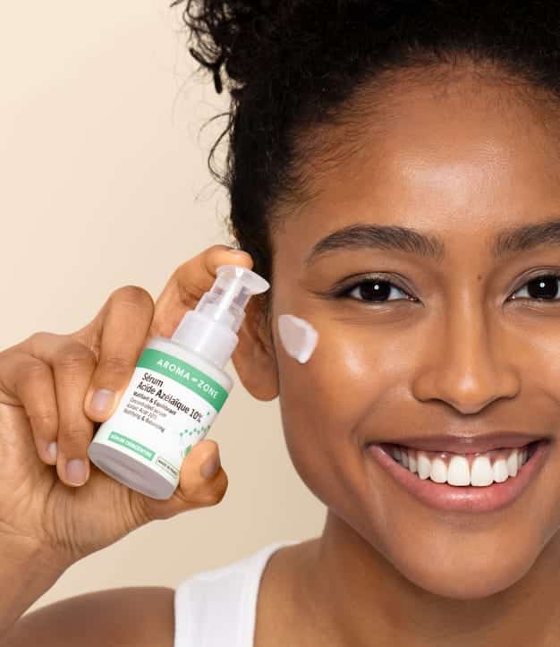 Application du sérum Acide Azélaïque 10% sur peau légèrement humide pour améliorer l’efficacité contre rougeurs et boutons