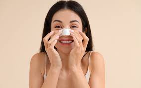 Application du sérum Acide Azélaïque 10% sur la zone T pour réguler le sébum et matifier une peau mixte à imperfections