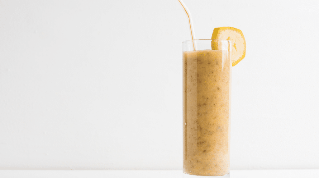 Smoothie gingembre énergisant préparé au blender Ninja