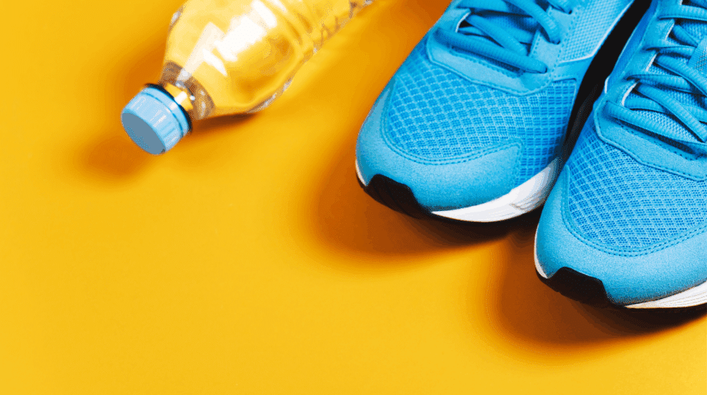 Sportif préparant un shaker de protéine selon son objectif sportif