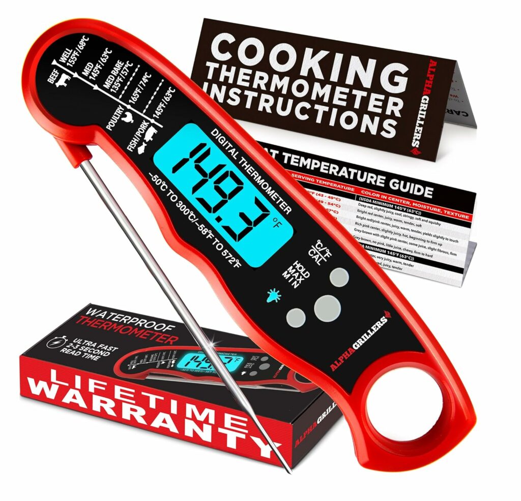 Thermomètre de cuisson numérique inséré dans une pièce de viande cuite dans un plat en verre Ninja Crispi pour vérifier la température interne avec précision