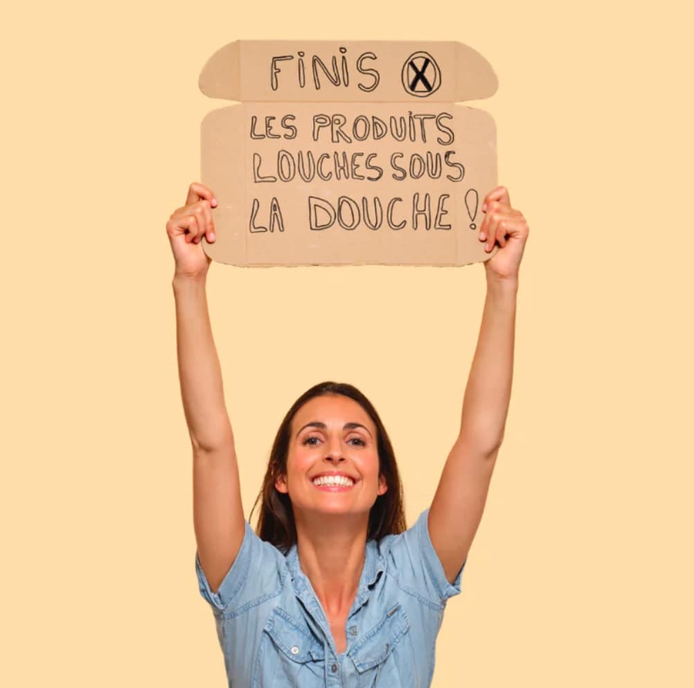 Cosmétiques solides Unbottled dans une salle de bain minimaliste pour personne souhaitant réduire le plastique