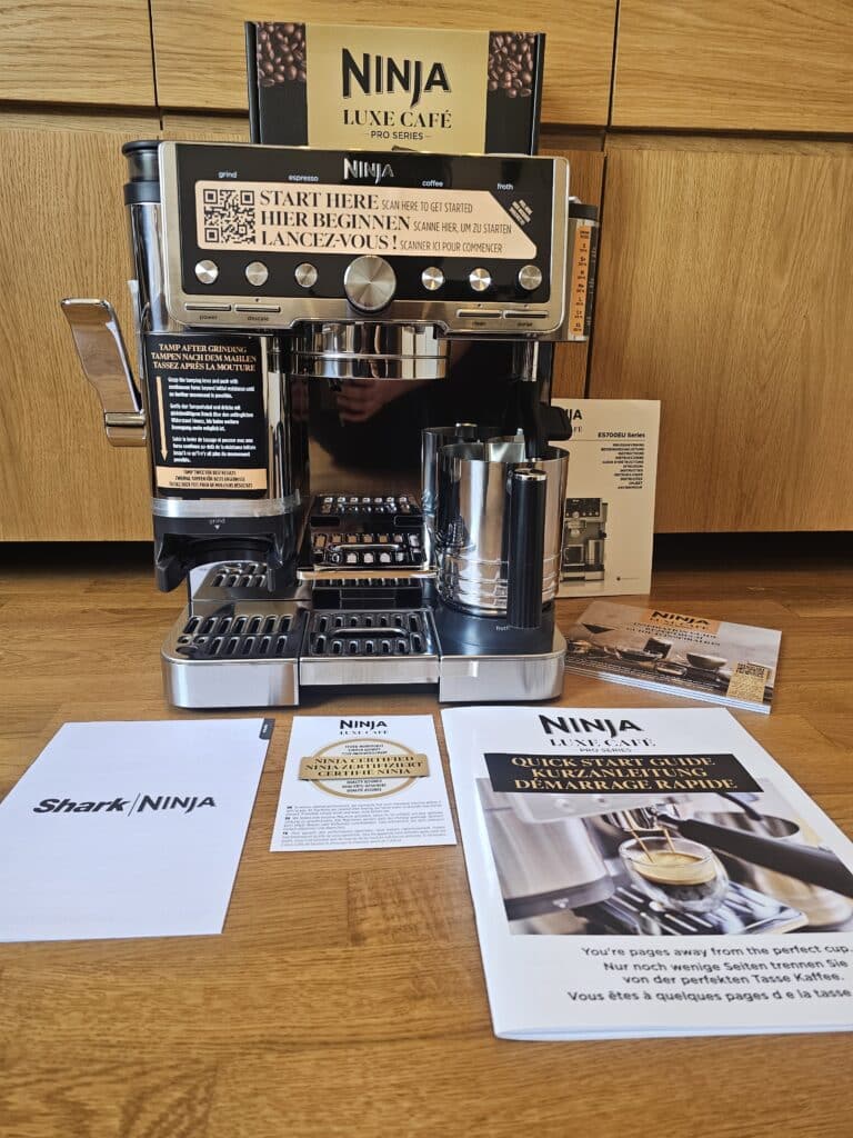 une photo de tous les accessoires de la Ninja Luxe café pro