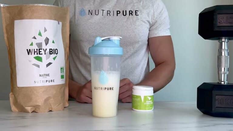 Pot de Whey Isolate Native Nutripure posé sur un plan de travail avec shaker transparent dans une cuisine lumineuse