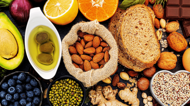 antioxydants naturels aliments riches en antioxydants disposés sur fond blanc — myrtilles, poivron rouge, noix, légumes colorés