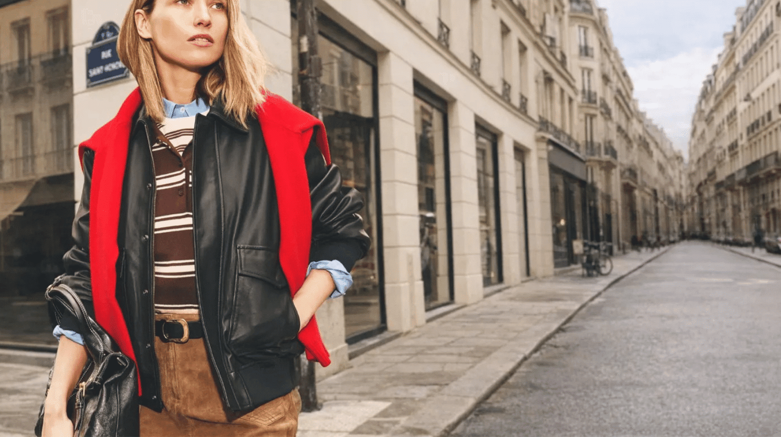 Photo illustrant l’univers de la marque française Gérard Darel avec un sac en cuir et des vêtements élégants exposés en boutique à Paris, représentant le style chic et intemporel du prêt-à-porter féminin de la marque.