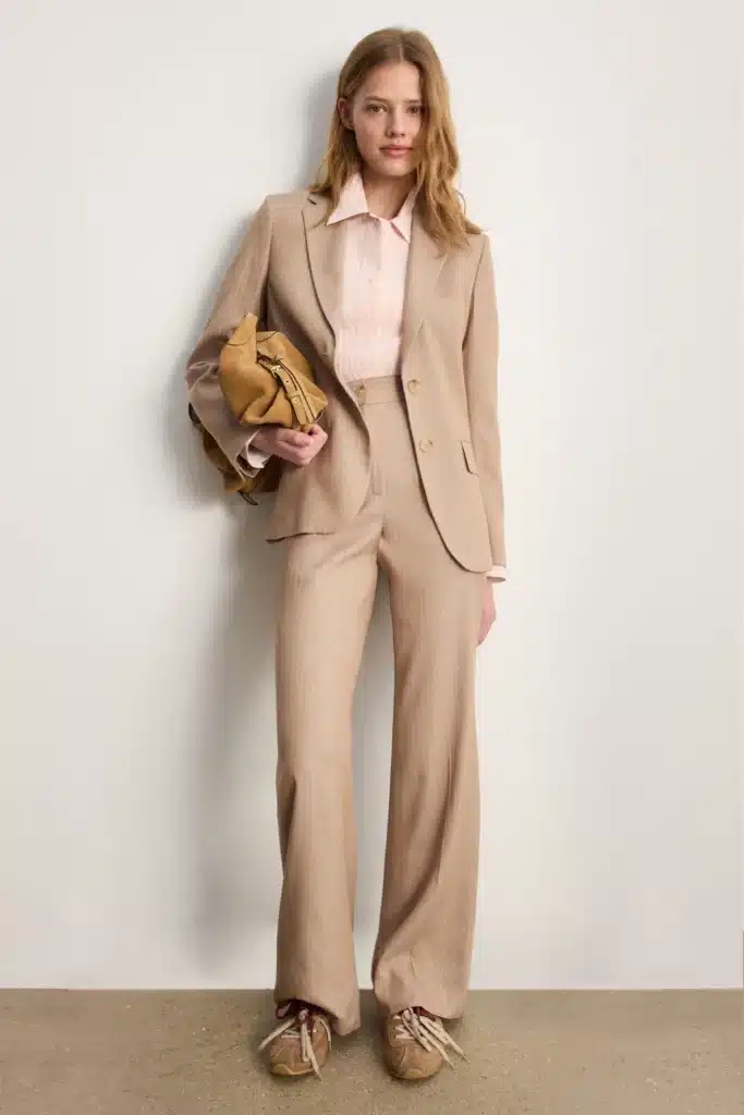 Tenue Pablo composée d’un blazer et d’un pantalon dans un style urbain élégant montrant le positionnement casual chic de la marque.