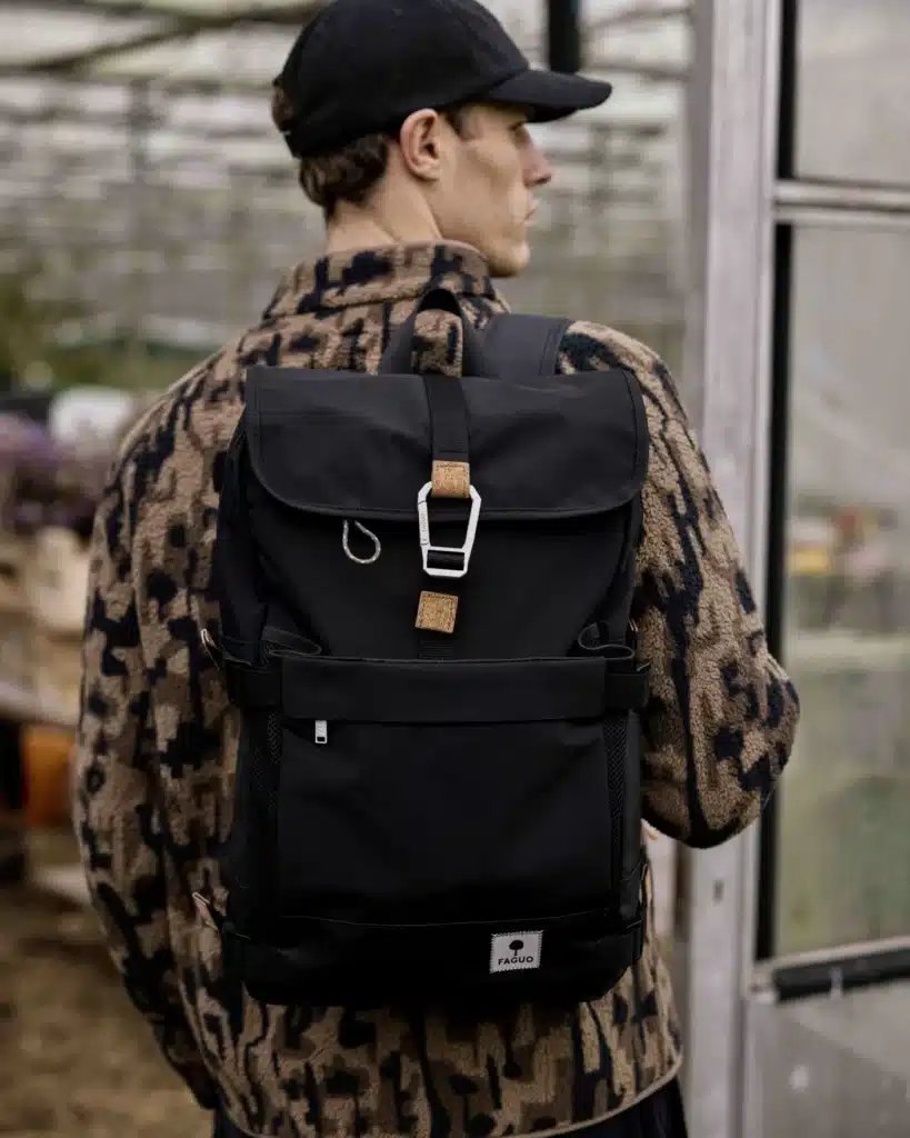 Avis sac à dos Faguo test durabilité quotidien — polyester recyclé bouteilles plastiques sangles non déformées fermeture éclair intacte 2 ans usage intensif pluie ordinateur