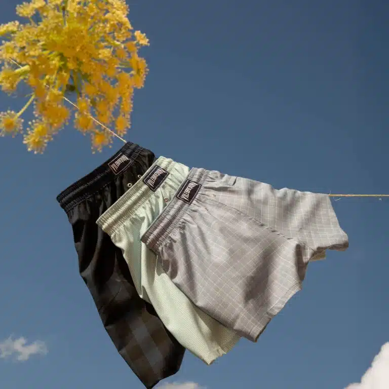 Maillot de bain Vilebrequin Moorea porté sur une plage illustrant le style iconique et les imprimés colorés de la marque française de beachwear.
