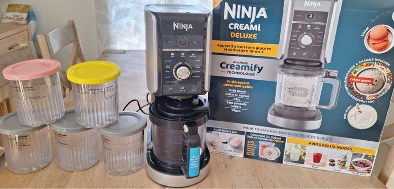 Contenu de la boîte Ninja Creami Deluxe avec base motorisée, pots de 706 ml, pale Creamerizer et bol externe