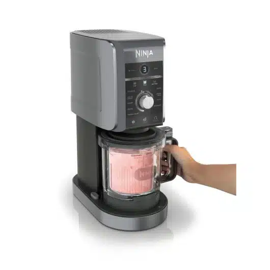 Pot Ninja Creami Deluxe contenant une base de glace congelée avant transformation en glace crémeuse dans la machine