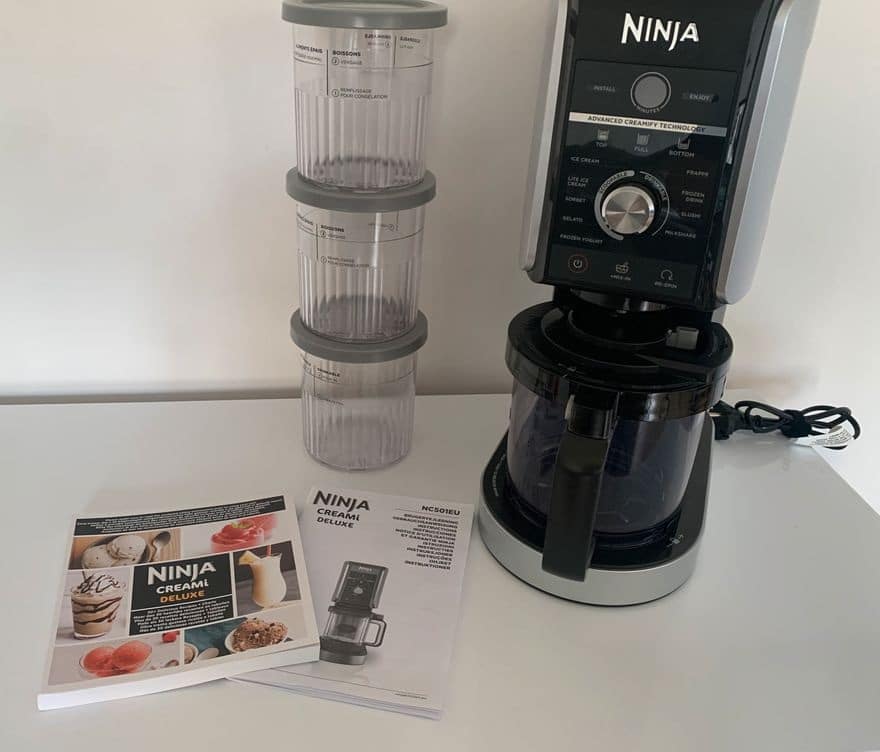 Machine Ninja Creami Deluxe assez volumineuse posée sur un plan de travail de cuisine