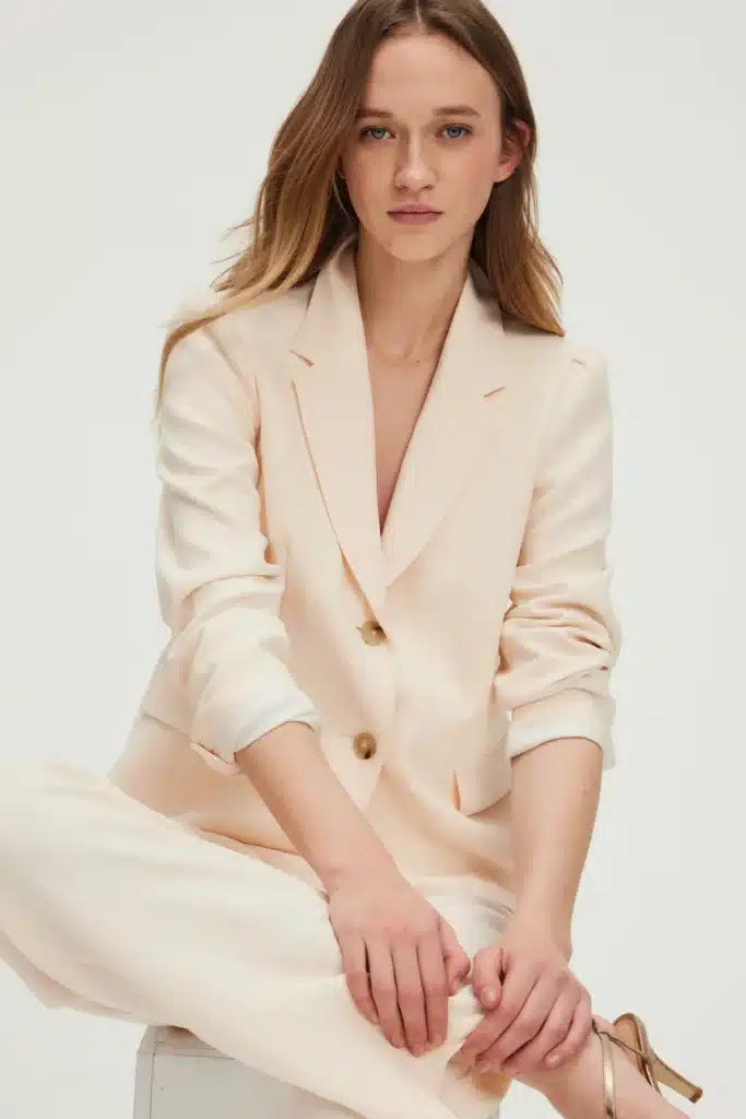 Veste structurée de la marque Pablo portée dans un look urbain chic illustrant le style contemporain et professionnel du prêt-à-porter féminin Pablo.