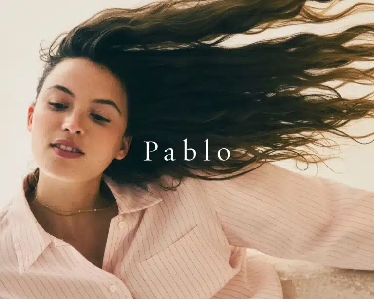 une femme en tenue avec vetement pablo pour illustré un article d'avis sur la marque