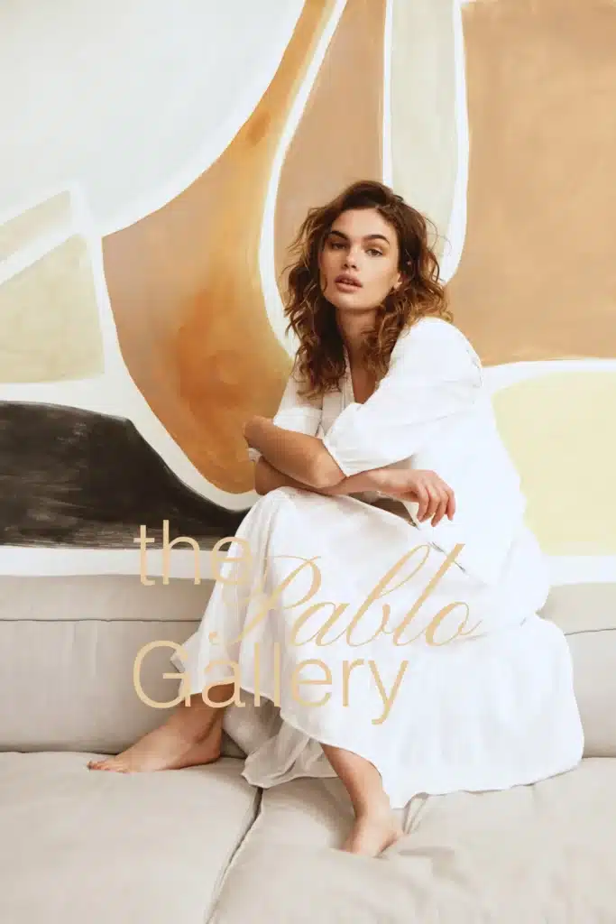 Portant de vêtements féminins dans une boutique illustrant la recherche de bons plans et d’articles de collections précédentes dans une marque de mode comme Pablo.