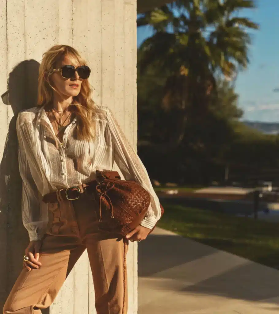 Tenue féminine Gérard Darel composée d’une robe ou d’un manteau élégant portée dans un style parisien quotidien, illustrant le côté intemporel et facile à porter du prêt-à-porter de la marque.