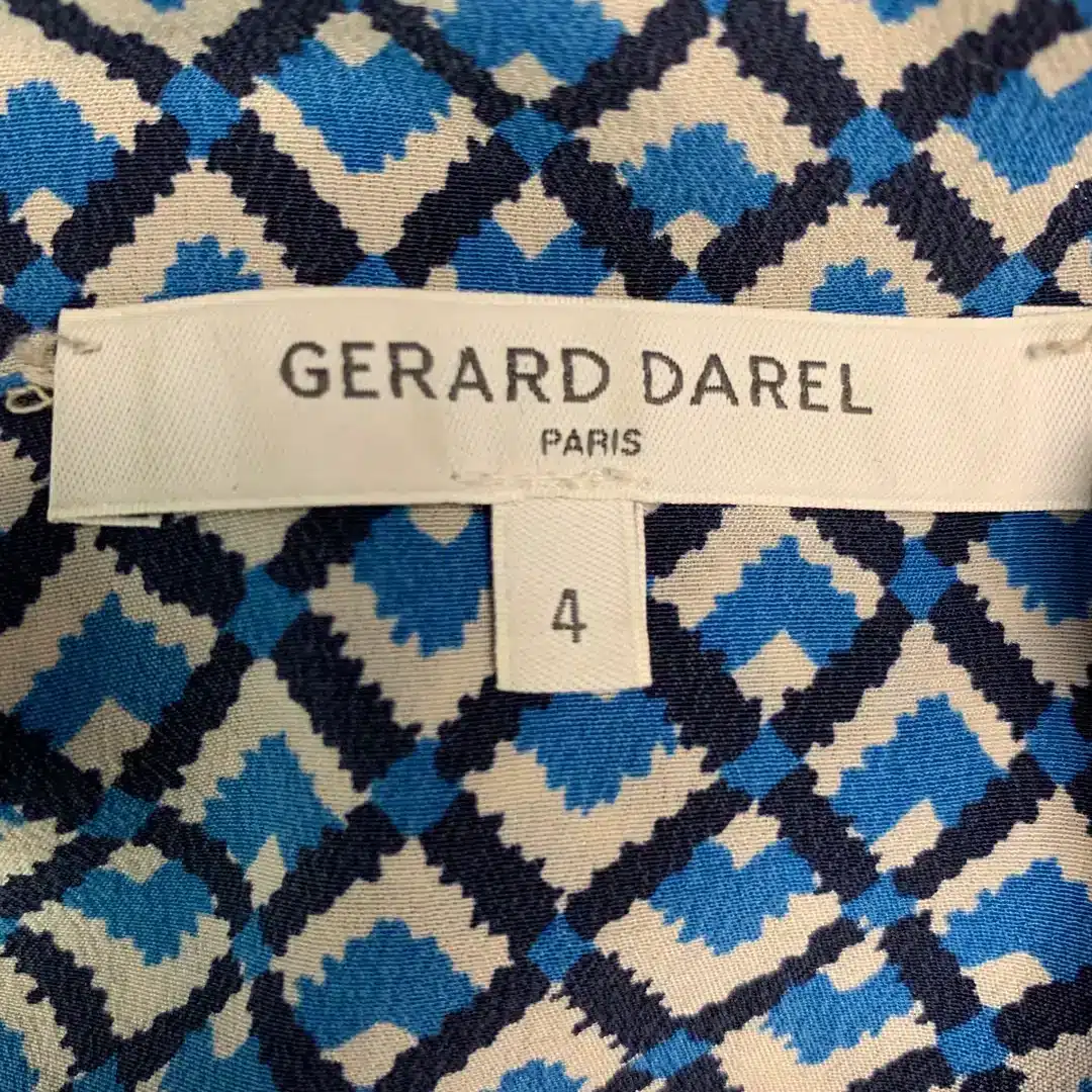 Détail d’un manteau en laine Gérard Darel montrant la texture du tissu et les finitions du vêtement, illustrant la qualité des matières et des coutures dans les collections de prêt-à-porter de la marque.