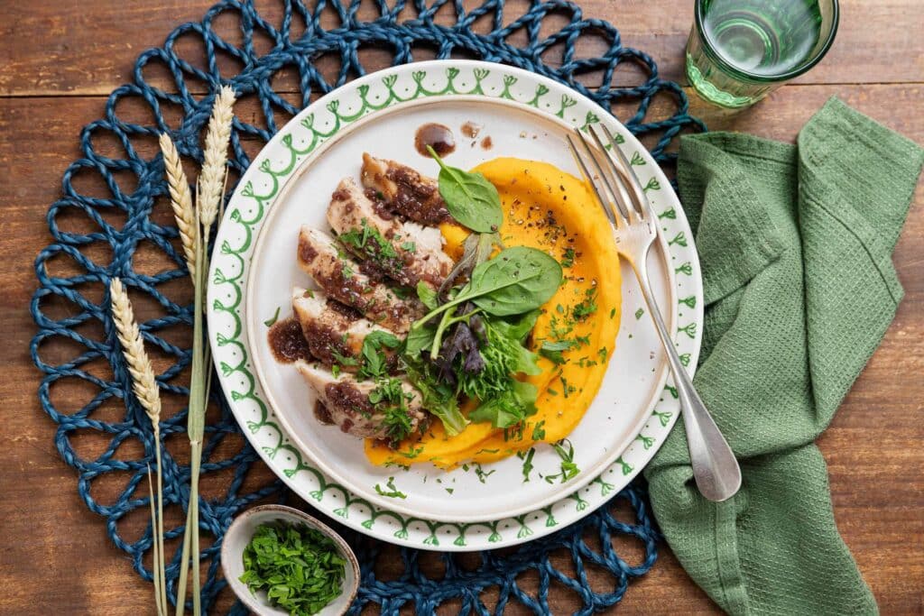 Assiette Quitoque équilibrée avec des légumes frais de saison, des protéines et des féculents, affichant un Nutri-Score A calculé sur la composition exacte des ingrédients sans additifs controversés, dans le cadre de l'objectif manger équilibré proposé à l'inscription