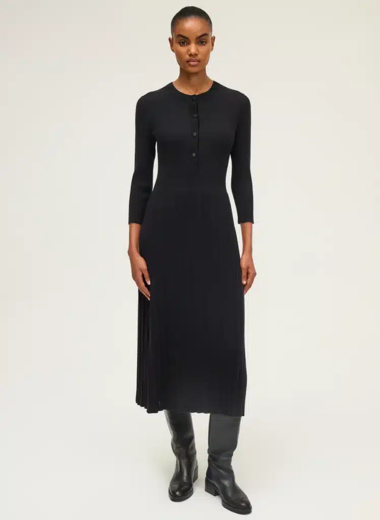 Robe élégante de la marque Pablo portée dans un look urbain féminin illustrant le style contemporain et facile à porter de la marque.