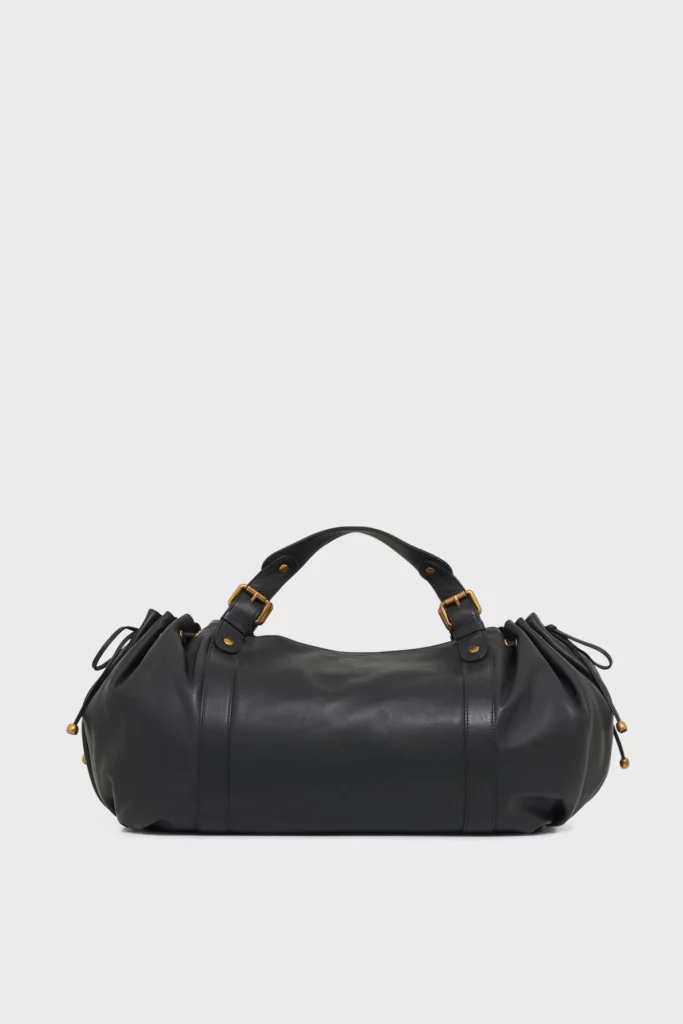 Sac en cuir Gérard Darel posé sur une surface élégante, mettant en valeur la maroquinerie de la marque française et le cuir souple utilisé dans ses sacs emblématiques.