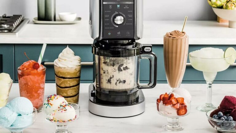 Machine Ninja Creami Deluxe NC501EU sur un plan de travail de cuisine avec pot de glace maison préparé dans le bol