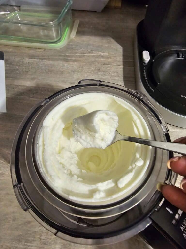 Texture de glace maison très crémeuse réalisée avec la Ninja Creami Deluxe dans un pot transparent