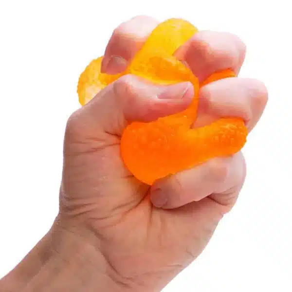 NeeDoh Crystal Gumdrop translucide avec paillettes tenu entre les doigts modèle visuel et granuleux de la gamme testé dans ce comparatif des textures