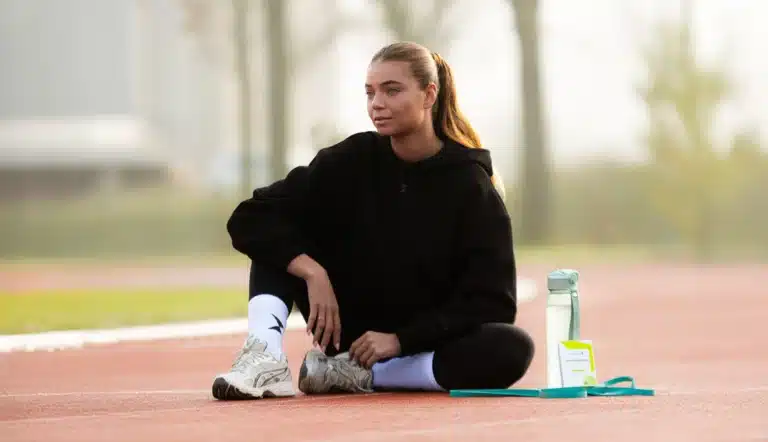 Quatre produits Body & Fit posés ensemble, sachet de Whey Perfection, pot de Creapure Créatine, bouteille de Protein Drink et boîte de 24hr Fatburn, image de présentation pour un avis complet sur la marque Body & Fit après huit mois de test, marque néerlandaise numéro un au Bénélux appartenant au groupe Glanbia Performance Nutrition, certifications Eurofins affichées sur les fiches produit, avis honnête sur la qualité des compléments alimentaires Body & Fit musculation et perte de poids