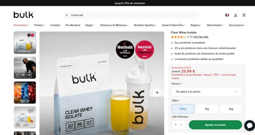 Sachet de Clear Whey Isolate Bulk saveur Framboise Limonade avec verre d'eau claire à côté illustrant la texture transparente fruitée de la boisson, isolat de lactosérum hydrolysé 20 grammes de protéines pour 86 kilocalories par dose de 25 grammes zéro sucre au sens réglementaire européen moins de 0,5 gramme pour 100 ml, boisson limpide légèrement colorée après dissolution dans 200 ml d'eau froide testée par Men's Health, ratio protéines poudre de 80 pourcent avis après neuf mois sans inconfort digestif, disponible en plusieurs saveurs dont Pêche Ice Tea Pomme Cassis sur bulk.com France