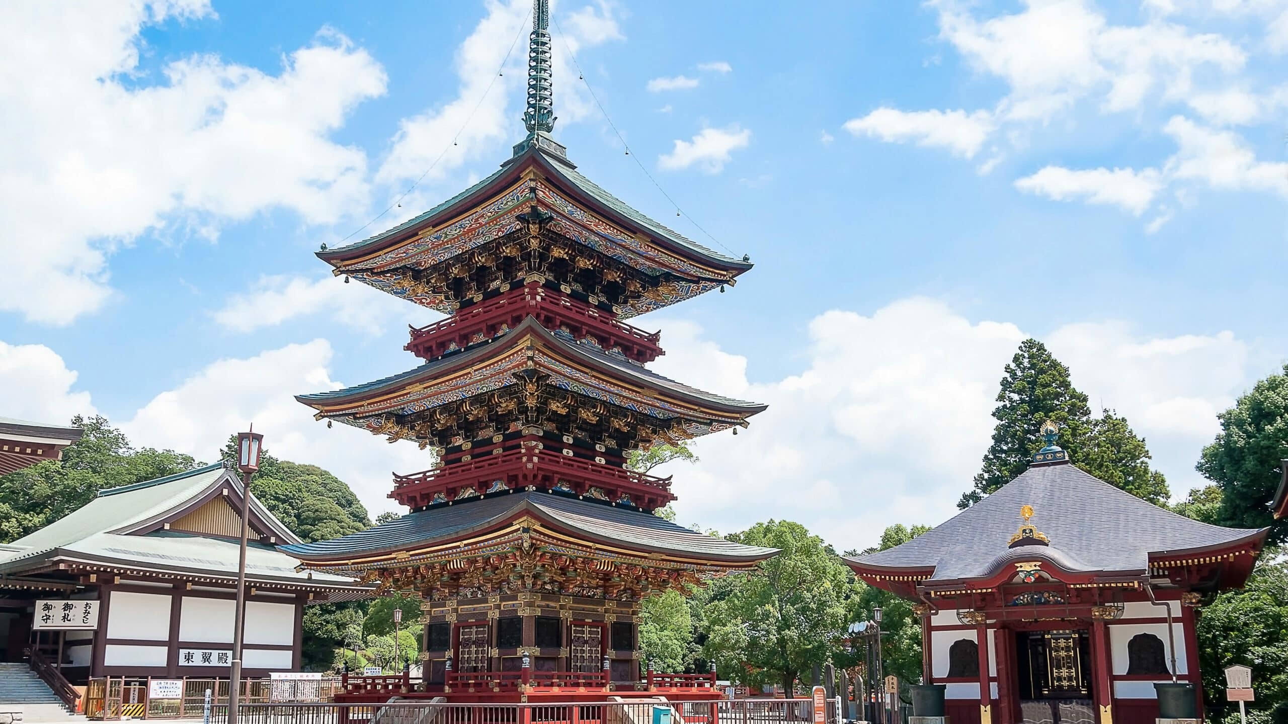 Avis Klook : la plateforme de réservation tout-en-un que j'utilise pour préparer tous mes voyages depuis la France — activités, JR Pass train Japon, eSIM et SIM prépayées, location de voiture, transferts aéroport. Klook couvre plus de 100 000 expériences dans 350 destinations mondiales, disponible en français avec paiement en euros. C'est la première application que j'ouvre avant chaque voyage en Asie, au Moyen-Orient ou en Europe : tout est centralisé au même endroit, les billets sont téléchargeables hors connexion et les confirmations arrivent en quelques minutes. Mon avis Klook après plusieurs années d'utilisation au Japon, en Thaïlande, à Dubaï et en Europe est très positif, avec une seule précaution sur la validité des pass à activer uniquement sur place.