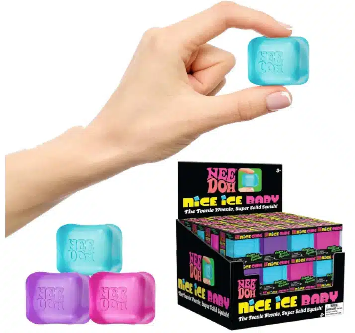NeeDoh Nice Cube tenu dans une main montrant sa forme cubique et la matière Groovy Glob ferme modèle le plus résistant de la gamme Schylling