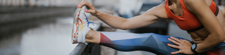 Trois produits STC Nutrition posés ensemble, sachet de Premium Whey, boîte de No Cramp comprimés goût orange et pot de Collagen Duo poudre pêche, image de présentation pour un avis complet sur la marque STC Nutrition après dix mois de test, marque française fabriquée par les laboratoires Ineldéa à Carros, disponible en pharmacie parapharmacie et Decathlon, conformité antidopage AFNOR V94-001 et NF EN 17444 affichée sur chaque produit