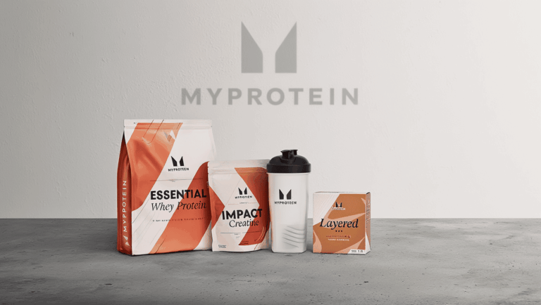 Avis et test complet MyProtein après deux ans de commandes : whey protéine, créatine monohydrate et BCAA en poudre posés sur un plan de travail, avec un shaker de sport, photo de présentation pour un avis honnête sur la marque de nutrition sportive MyProtein, est-ce fiable, y a-t-il un danger, que valent les produits au quotidien