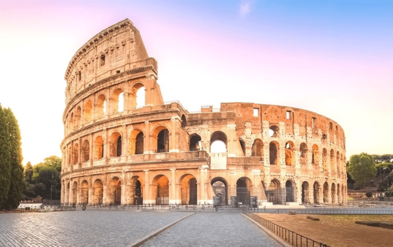 Avis Turbopass : j'ai testé le city pass touristique numérique lors d'un séjour de cinq jours à Rome — Colisée, Vatican, Forum romain, Palatin, Panthéon, Château Saint-Ange — avec un Turbopass 3 jours à 99 € par personne. Turbopass propose des pass tout compris pour une douzaine de destinations européennes, 100 % numériques, utilisables via QR code depuis le téléphone sans impression ni retrait de billet sur place. La vraie valeur du pass en haute saison : le coupe-file garanti sur les sites les plus visités. Au Colisée un matin de juillet, 200 personnes dans la file ordinaire, 12 minutes d'attente avec le pass. Mon avis Turbopass est positif pour les séjours intensifs en été, avec quelques points à vérifier avant d'acheter.