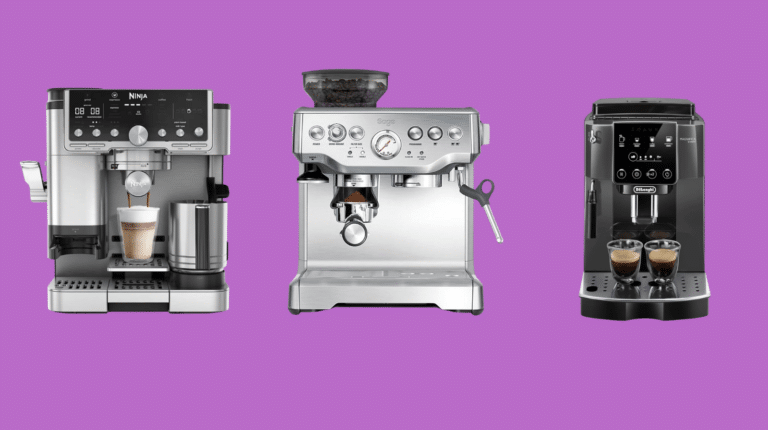 Comparatif de trois machines à café à grain avec broyeur intégré : la Ninja Luxe Café Pro ES701EU en argent et noir, la De'Longhi Magnifica en argent et noir, et la Sage Barista Express SES875 en acier brossé, posées côte à côte sur un plan de travail de cuisine