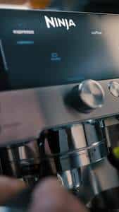 Astuces pour bien utiliser la Ninja Luxe Café Essential ES501EU : mouture, tassage, lait et entretien