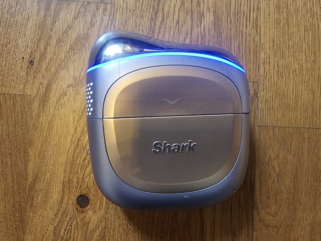 Embout DePuffi en mode InstaChill (bleu) du Shark FacialPro Glow pour dégonfler et refermer les pores