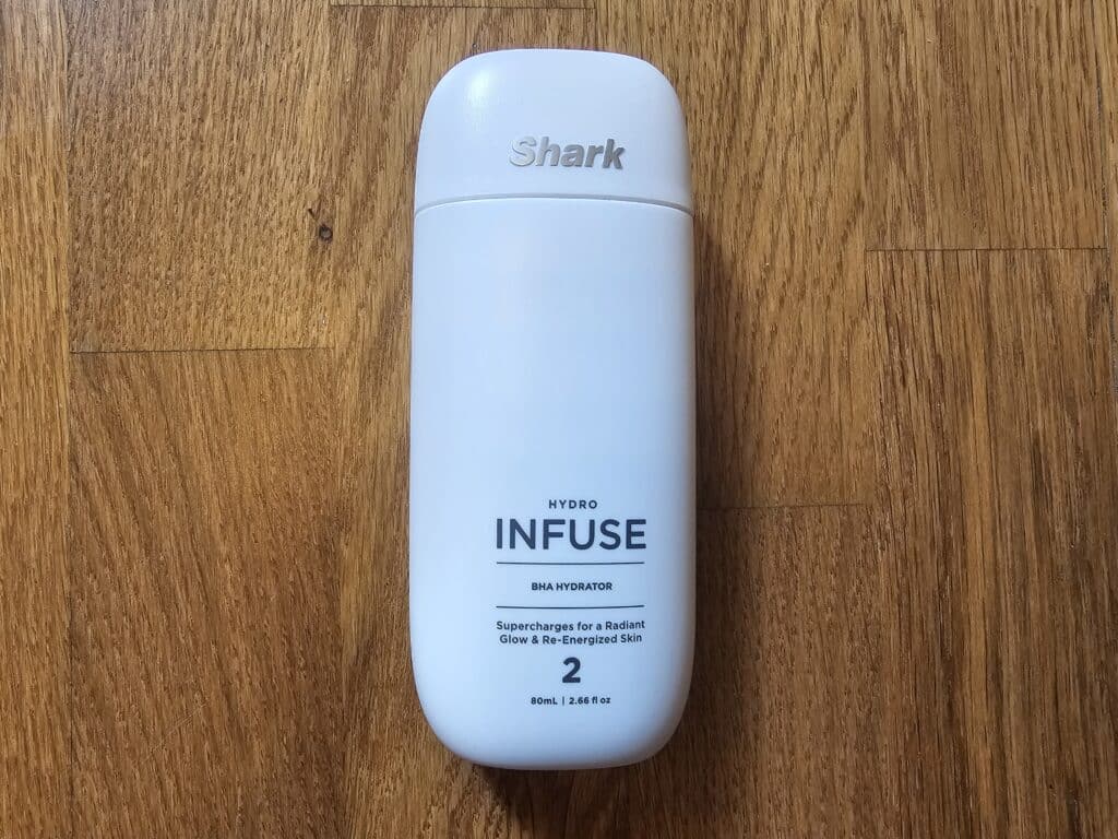 Étape infusion du Shark FacialPro Glow avec la lotion Hydro Infuse à la niacinamide pour hydrater les pores nettoyés