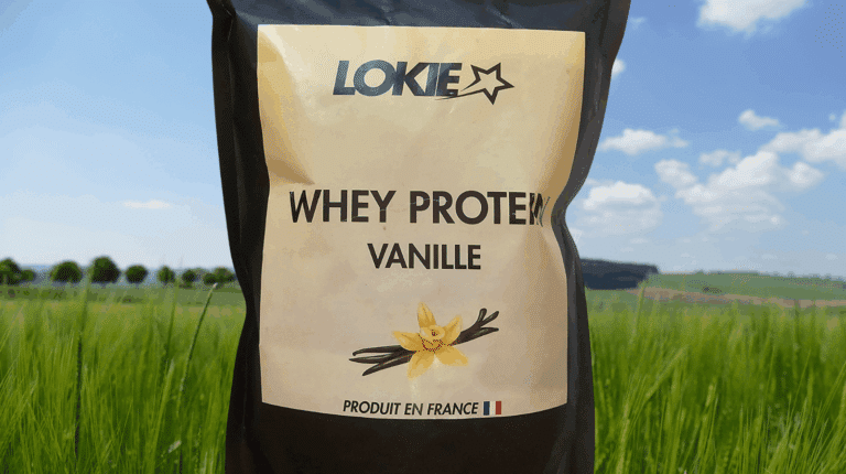 whey proteine lokie saveur vanille posés sur une surface, avec le logo de la marque française Lokie visible, photographie prise dans le cadre d'un test produit pour le blog Une Case en Plus