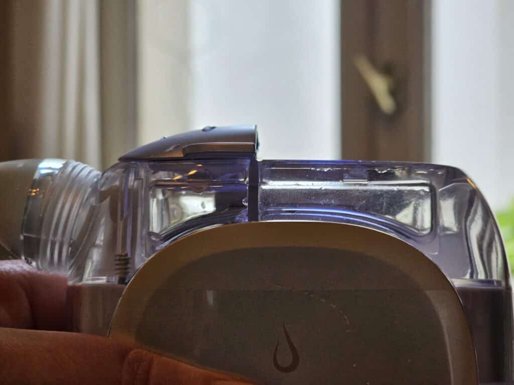 Réservoir du Shark FacialPro Glow après extraction : eau trouble avec impuretés et sébum extraits des pores