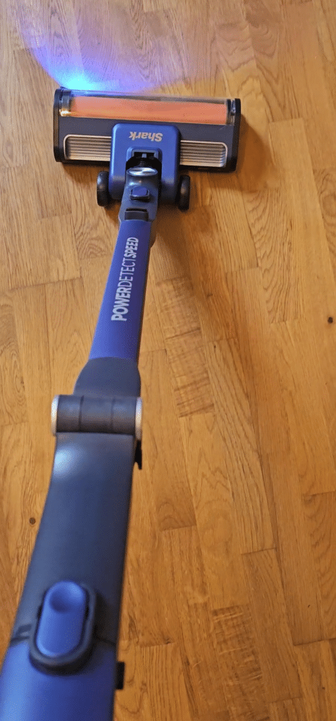 Technologie Dirt Reveal du Shark PowerDetect Speed : lumière LED qui révèle les saletés invisibles sur parquet