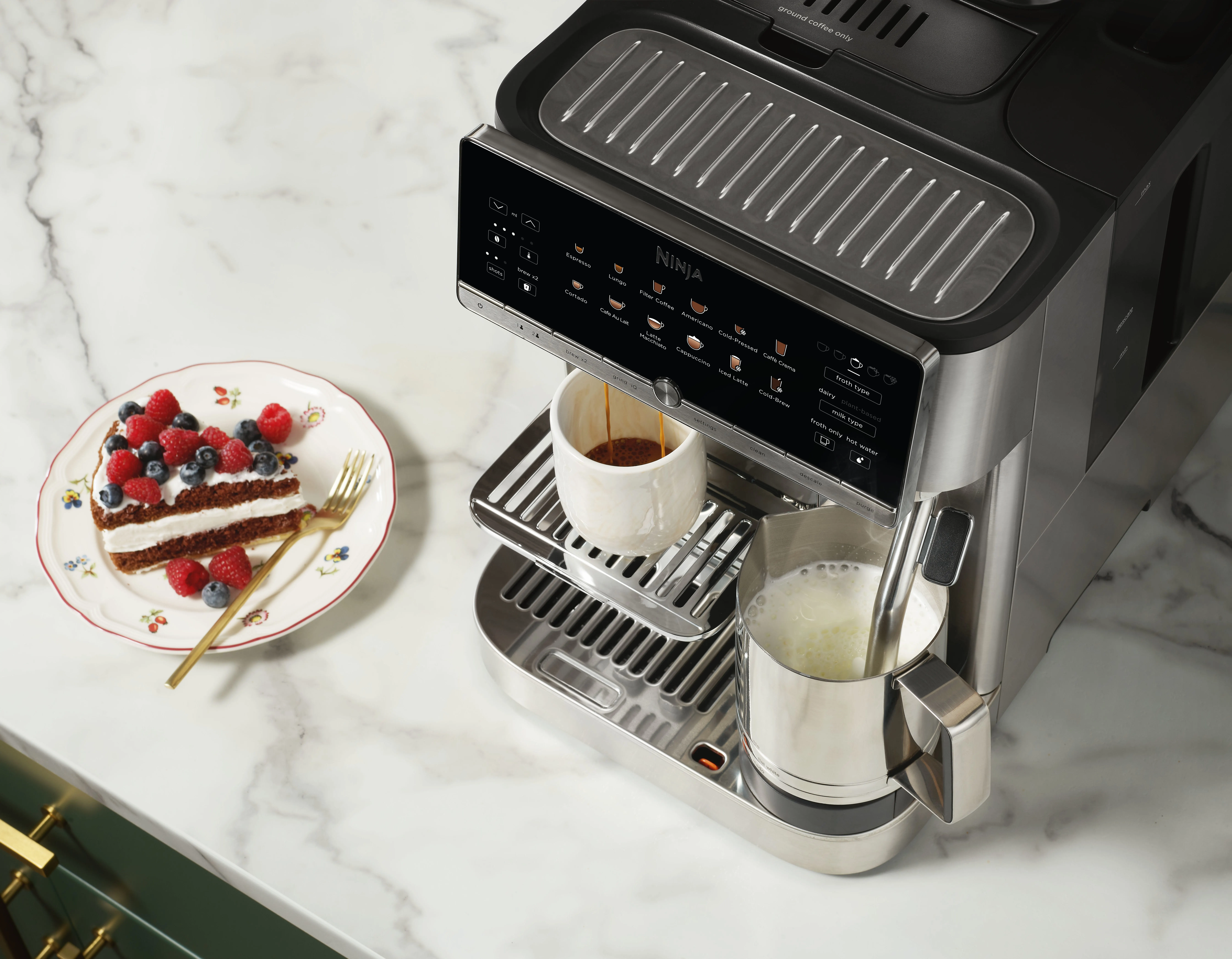 Machine à café à grain Ninja Auto Barista Pro vue de face, design inox, panneau de commande à touches sensitives rétroéclairées, deux bacs à grains visibles — aperçu général de la machine avant son lancement en juin 2026