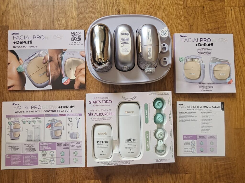 Contenu de la boîte du Shark FacialPro Glow : hub, embouts, réservoirs, gel Derm Detox et lotion Hydro Infuse