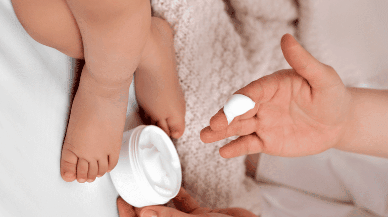 Choisir une crème peau atopique bébé ne se résume pas à attraper le premier tube au rayon pharmacie. La peau atopique du nourrisson perd son eau beaucoup plus vite qu'une peau normale, ce qui impose des soins émollients quotidiens, sans parfum et sans conservateurs agressifs. Crème, baume ou lait : chaque texture répond à une situation précise selon la saison, la zone du corps et la sévérité de la sécheresse. Bien choisir, c'est réduire la fréquence des poussées et rendre les nuits plus calmes.