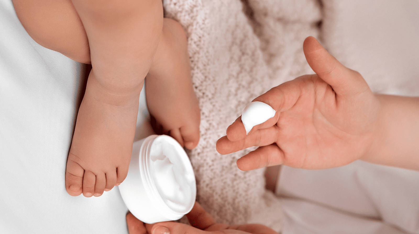 Choisir une crème peau atopique bébé ne se résume pas à attraper le premier tube au rayon pharmacie. La peau atopique du nourrisson perd son eau beaucoup plus vite qu'une peau normale, ce qui impose des soins émollients quotidiens, sans parfum et sans conservateurs agressifs. Crème, baume ou lait : chaque texture répond à une situation précise selon la saison, la zone du corps et la sévérité de la sécheresse. Bien choisir, c'est réduire la fréquence des poussées et rendre les nuits plus calmes.