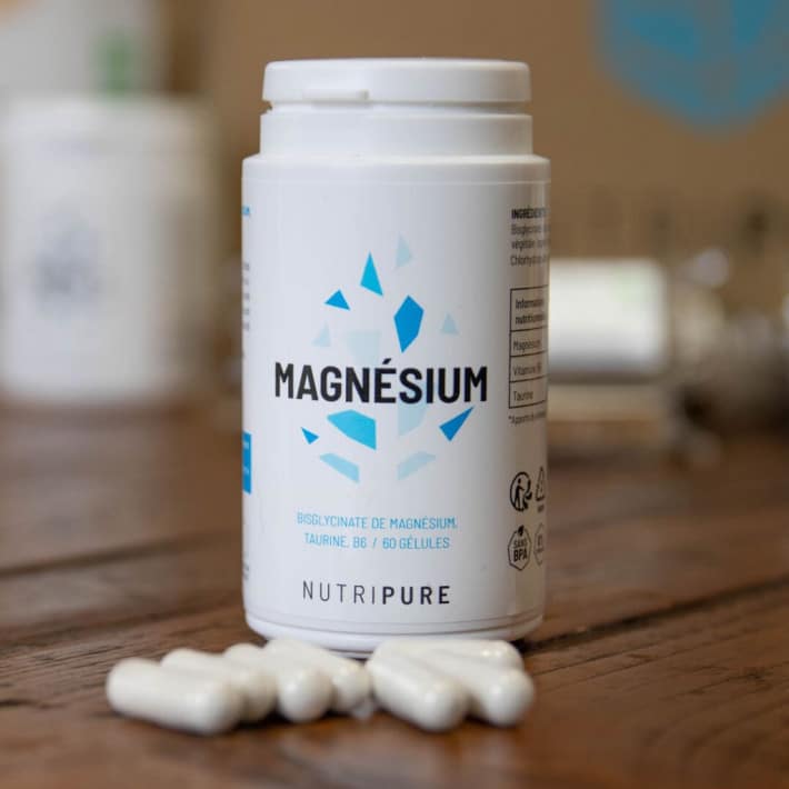 Guide visuel pour savoir quand prendre le magnésium bisglycinate Nutripure : le matin ou le soir, pendant les repas, en cure ou à l'année selon le profil sportif, signes d'un déficit en magnésium comme les crampes et les réveils nocturnes