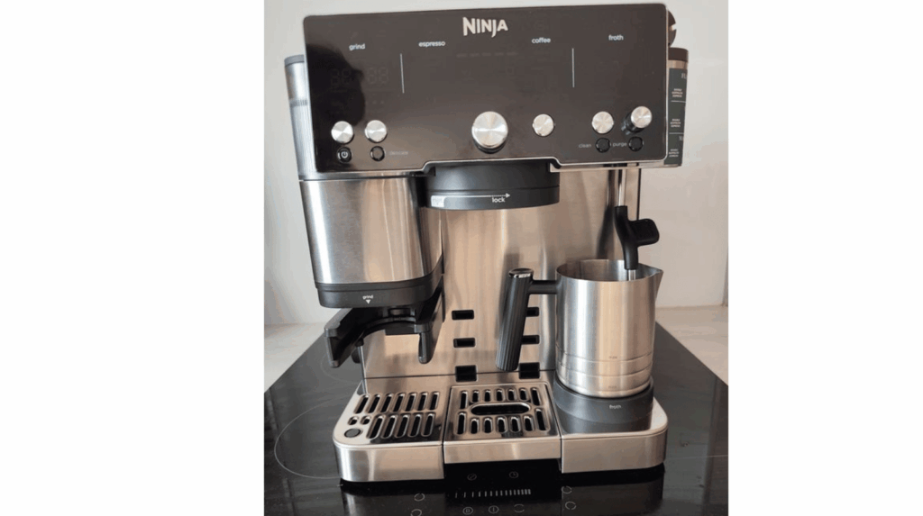 Contenu de la boîte de la Ninja Luxe Café Essential ES501EU : porte-filtre, panier double, panier Luxe, pichet à lait, tamper et accessoires