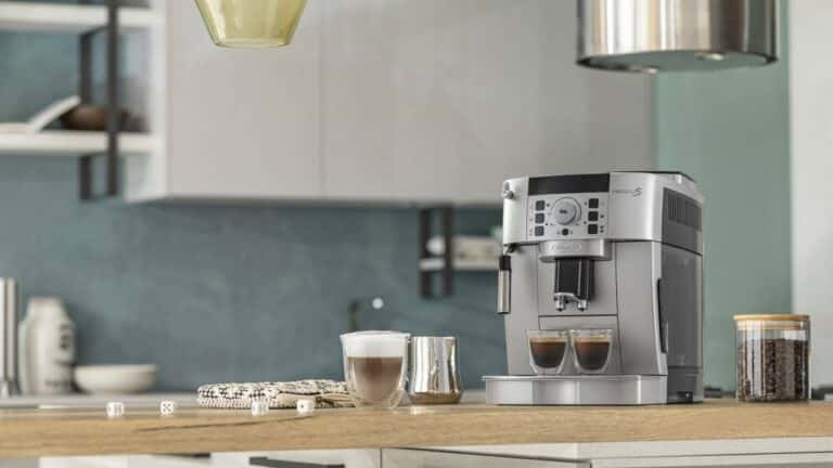 Comparatif des machines à café De'Longhi à grain posées côte à côte sur un plan de travail