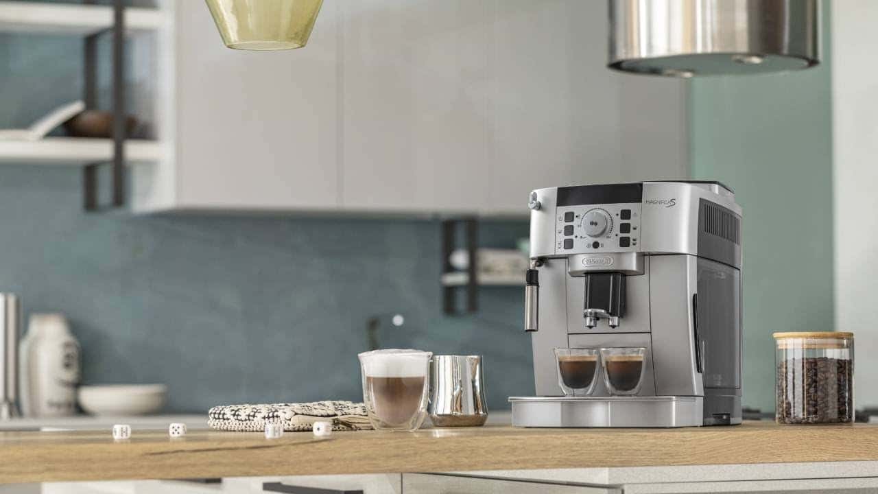 Comparatif des machines à café De'Longhi à grain posées côte à côte sur un plan de travail