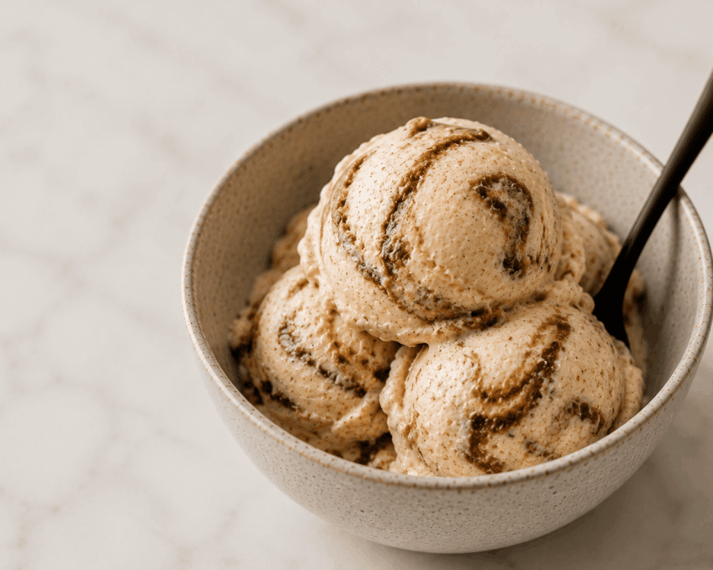 Glace protéinée à la cannelle façon roulé préparée au Ninja Creami
